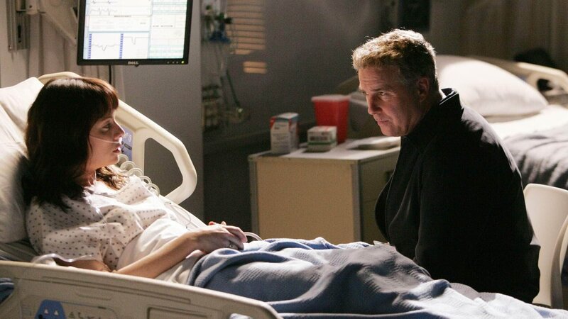 Die Domina Lady Heather (Melinda Clarke) ist anscheinend nur knapp einem Anschlag entgangen. Grissom (William Petersen), der mit Heather befreundet ist, will der Sache auf den Grund gehen … – Bild: RTL /​ CBS
