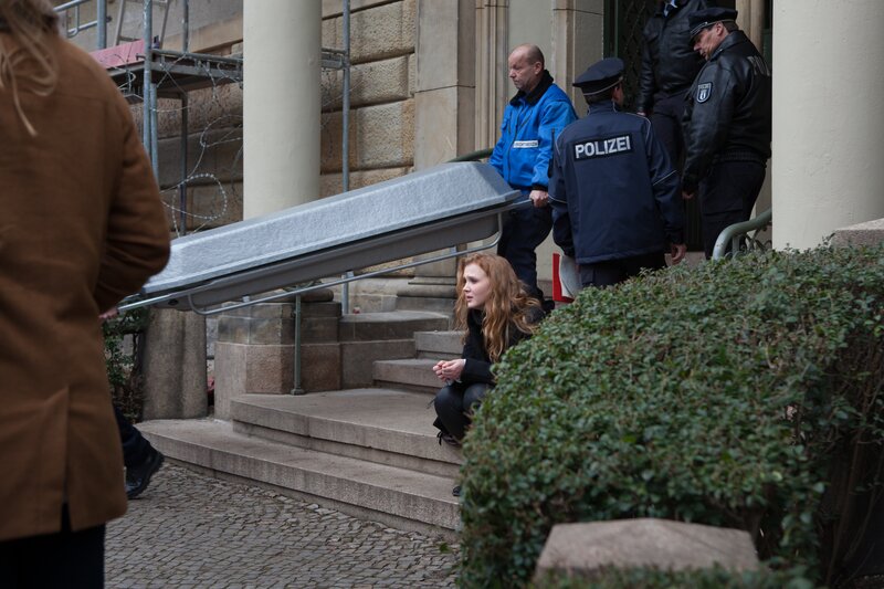 Die Leiche von Maxi wird aus der Schule getragen. Sie wurde vergiftet. Samantha (Isolda Dychauk) kann nicht fassen, dass ihre Freundin tot ist. Wer steckt hinter dem Mord und den Drohungen? – Bild: ZDF/​Conny Klein