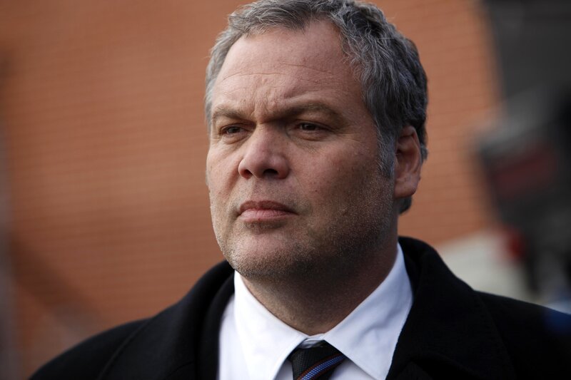 Goren (Vincent D’Onofrio) tappt im Dunkeln, nachdem er zwei grausam zugerichtete, leblose Körper aus dem East River fischt. Was führte das ermordete Paar im Schilde? – Bild: RTI S.p.A. Interactive Media /​ Mediamond S.p.a., RTI spa, Gruppo Mediaset