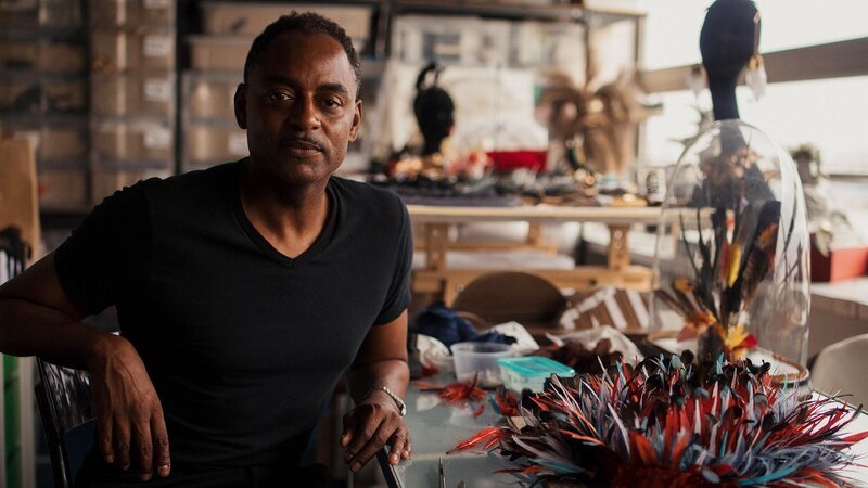 „Plumassier“ – Federschmuckmacher Eric Charles-Donatien – Bild: SRF/​Arte
