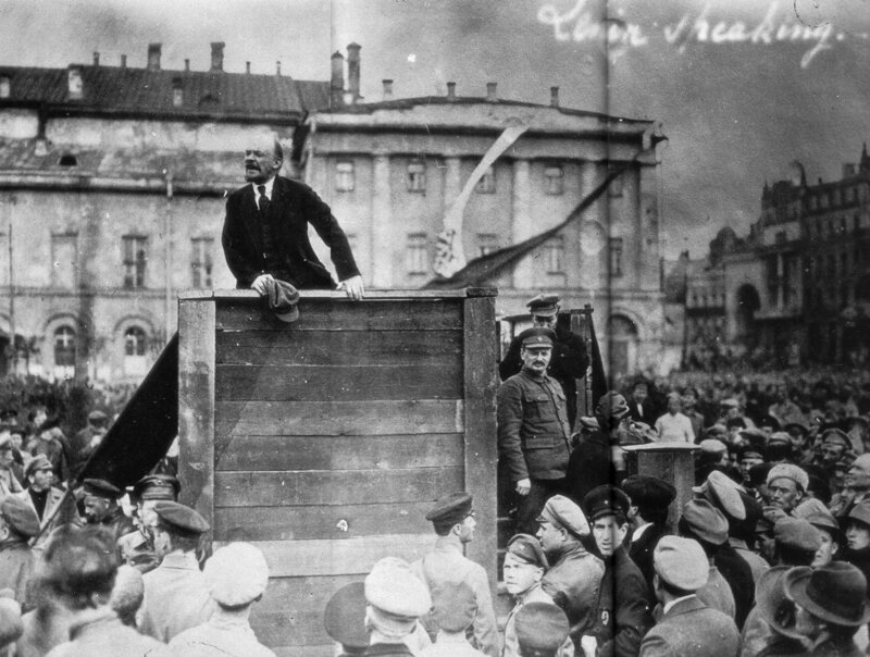 Lenin spricht am 5. Mai 1920 mit Trotzki im Vordergrund. – Bild: 3sat