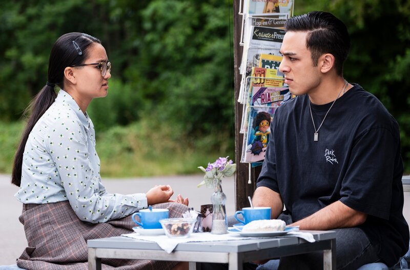 Lien (Nui Nguyen) bittet Leon (Joel Akgün) verzweifelt um Hilfe. Weiteres Bildmaterial finden Sie unter www.br-foto.de. – Bild: BR/​Lena Semmelroggen