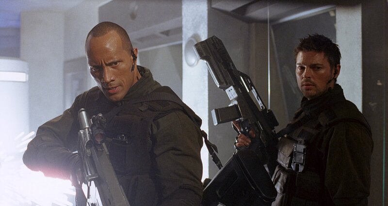 Die Söldner Sarge (Dwayne „The Rock“ Johnson, l.) und Reaper (Karl Urban, r.) haben nur eine Möglichkeit, die Menschheit zu retten. Nichts und niemand verlässt lebend die Station! Doch leider läuft nichts so wie geplant … – Bild: Universal Studios