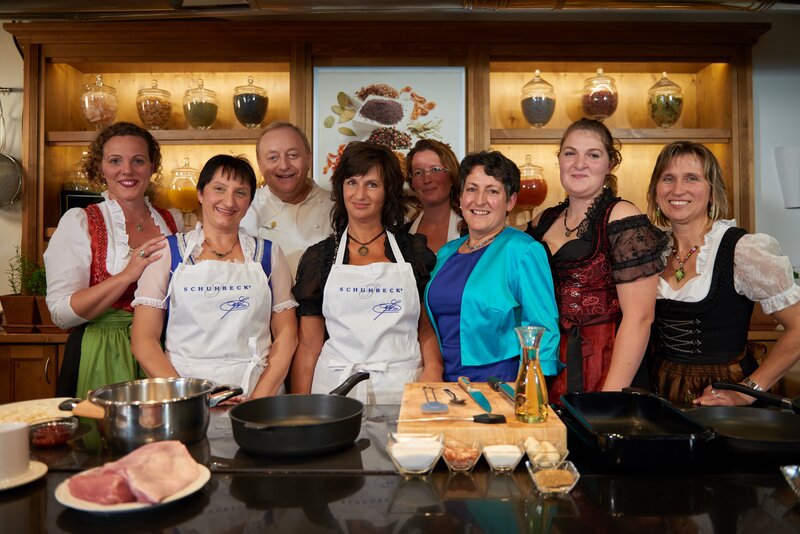 Finale in München, alle Punkte sind vergeben und zusammengezählt. Streng, aber gerecht und vor allem geheim vergeben die Landfrauen ihre Wertungen. Wie schon in den Vorjahren hat auch heuer Starkoch Alfons Schuhbeck die Aufgabe, die Siegerinnen bekannt zu geben. Diesmal kocht er zusammen mit den Frauen die prämierten Gerichte nach. Im Bild – von links: Kerstin Loy, Irmgard Miller, Starkoch Alfons Schuhbeck, Maria Pösch, Susanne Behmenburg, Linda Haßold, Johanna Bauer und Renate Schmidt. – Bild: BR/​megaherz gmbh/​Andreas Maluche