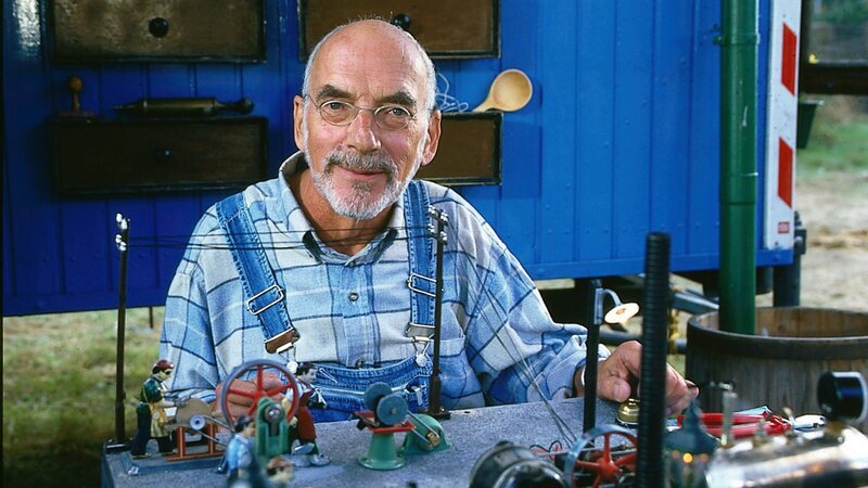 Eine echte kleine Dampfmaschine hat sich Peter (Peter Lustig) gebaut. So probiert er aus, wie man früher die Kraft erzeugte, um Maschinen anzutreiben. – Bild: ZDF und Christiane Pausch