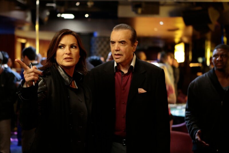 LAW & ORDER: SPECIAL VICTIMS UNIT -- „Jersey Breakdown“ -- Pictured: (l-r) Mariska Hargitay as Detective Olivia Benson, Chazz Palminteri as Perry Cannavaro – Bild: NBCUniversal Media, LLC /​ Universal Network Television LLC /​ 13TH STREET /​ NBC