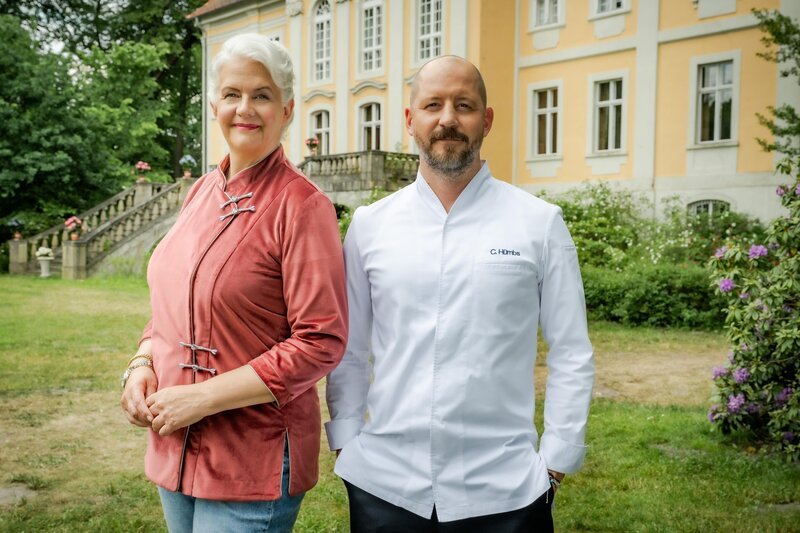 Bettina Schliephake-Burchardt (l.); Christian Hümbs (r.) – Bild: Claudius Pflug /​ SAT.1