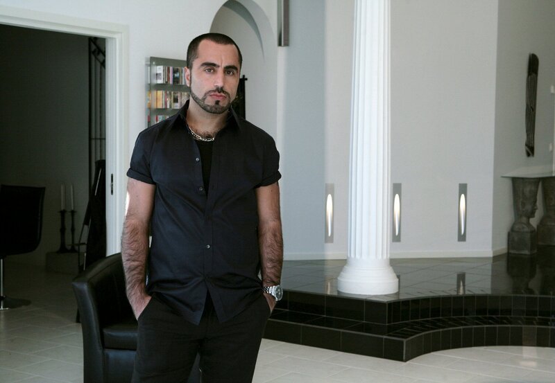 02:55 Uhr im ERSTEN. Der Mafioso Kali Manchetta (Özz Nujen) fühlt sich unglaublich sicher. – Bild: ARD Degeto/ARD Degeto/Yellow Bird/Nille Leander 02:55 Uhr im ERSTEN. Der Mafioso Kali Manchetta (Özz Nujen) fühlt sich unglaublich sicher. – Bild: ARD Degeto/ARD Degeto/Yellow Bird/Nille Leander