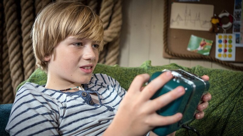 Levin im Glück – er hat ein altes Radio gefunden. – Bild: NDR/​Boris Laewen