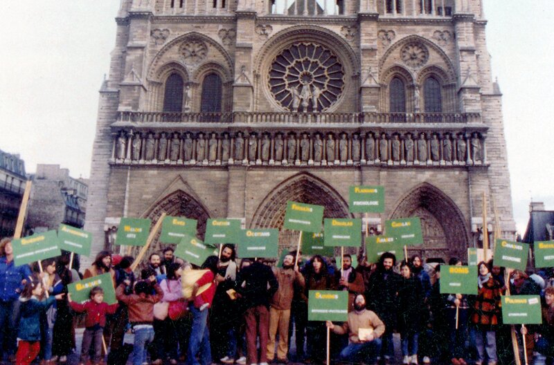 Anhängerinnen und Anhänger von Gaialand vor der Kathedrale Notre-Dame de Paris – dem Startpunkt ihrer Reise nach Finnisch-Lappland – Bild: Michel Pont
