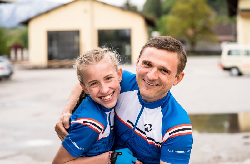 Radsport bedeutet für Madison (Felice Ahrens) einfach alles! Sie setzt alles daran, ihrem coolen und erfolgreichen Vater und Radsport-Profi (Florian Lukas) nachzueifern. – Bild: MDR/​KiKA/​DOR Film-West/​Marc Reimann