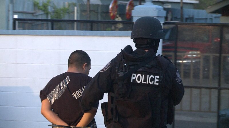 Laredo, TX: A police officer leading away an arrested man. – Bild: 2015 National Geographic Partners, LLC.  All rights reserved. Lizenzbild frei
