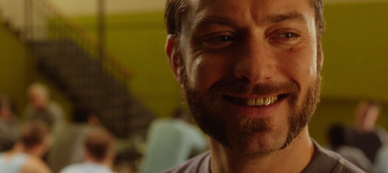 Vor zwölf Jahren hat er seinen Boss gedeckt und ist für ihn in den Knast gewandert: Safe-Knacker Dom Hemingway (Jude Law) … – Bild: Twentieth Century Fox Film Corporation