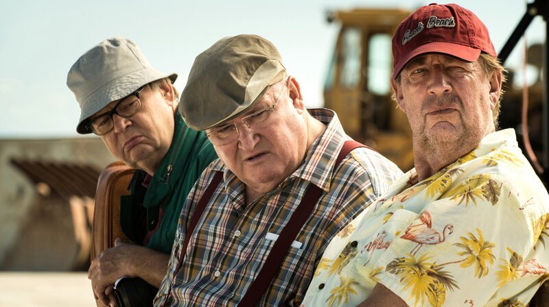 Krüger (Horst Krause, Mitte), Ecki (Jörg Gudzuhn, re.) und Bernd (Fritz Roth) erleben einige Überraschungen in Griechenland. – Bild: PLURIMEDIA (ARD Degeto /​ Stephanie Kulbach)