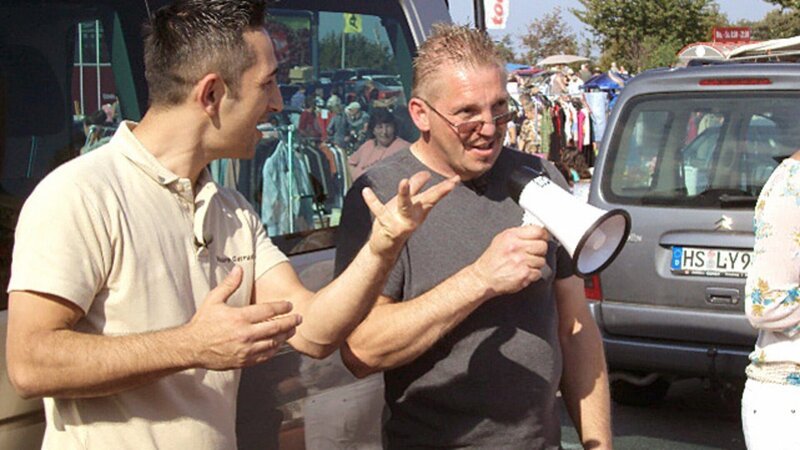 Auf dem Flohmarkt bekommt Dirk (re.) viele wertvolle Tipps von Experte Mauro Corradino – Bild: RTL II