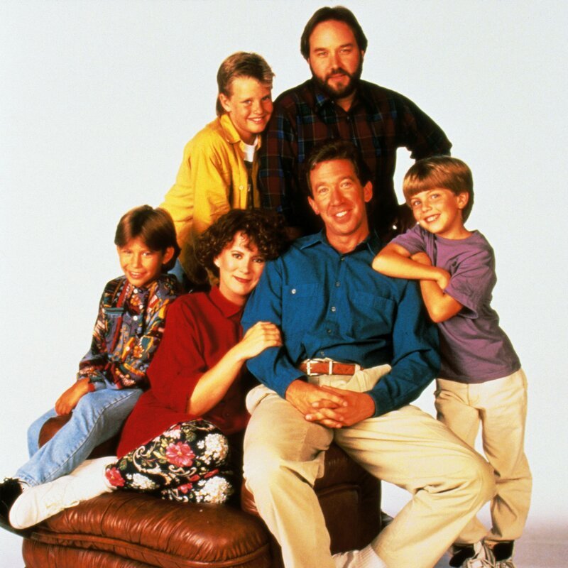 In den Hauptrollen: u.v.li.: Randy (Jonathan Taylor Thomas), Jill (Patricia Richardson), Tim (Tim Allen), Mark (Taran Smith), v.o.li.: Brad (Zachery Ty Bryan), Al (Richard Karn) – Bild: Nitro