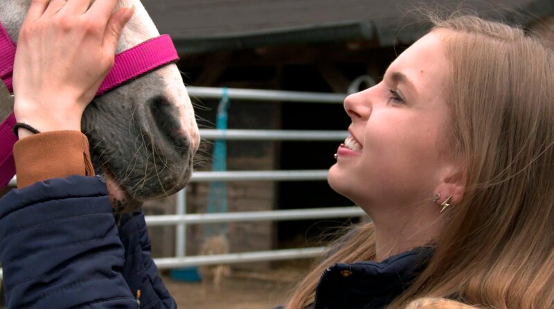 Lisa-Marie Klugstedt sucht über einen tierischen Freund mehr Halt im Leben. – Bild: WDR/​Redseven Entertainment