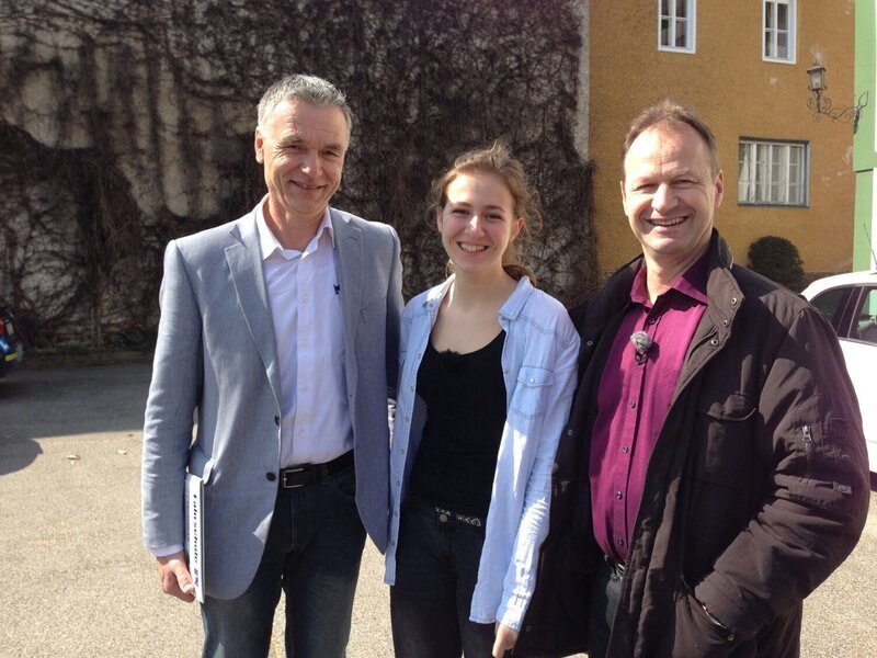Familie Aichinger mit dem Fahrlehrer – Bild: ATV2