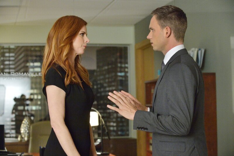 Donna (Sarah Rafferty) entdeckt brisante Beweise – und bringt damit eine Wahrheit ans Licht, die Mike (Patrick J. Adams) zutiefst erschüttert. Doch wer hat hier wirklich wen verraten? – Bild: ZDF
