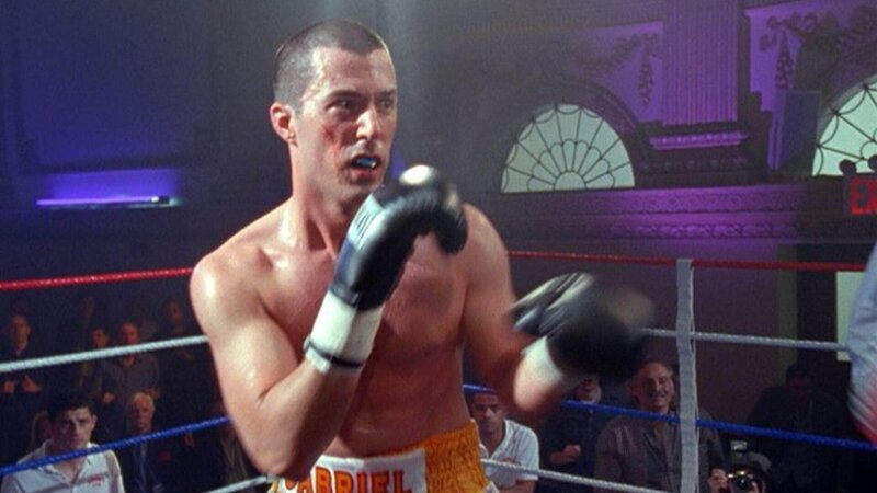 Völlig überraschend gewinnt der Nachwuchsboxer Gabriel Gardela (Shaun Kevlin) den Kampf gegen einen stärkeren Gegner, der als Favorit galt. Kurz danach wird er ermordet aufgefunden. – Bild: MG RTL D