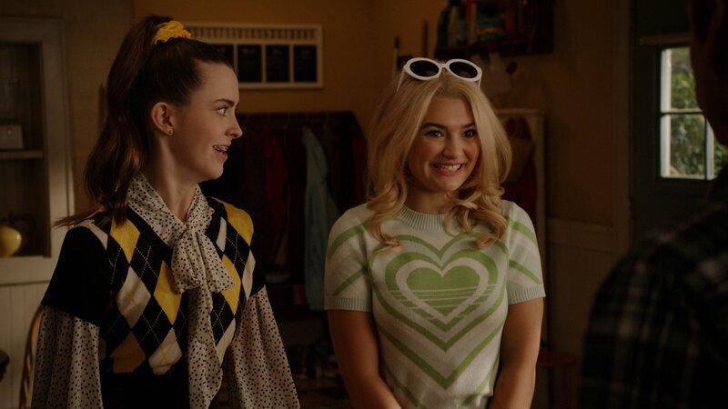 v.li.: Luan Loud (Catherine Ashmore Bradley), Leni Loud (Eva Carlton) – Bild: Paramount