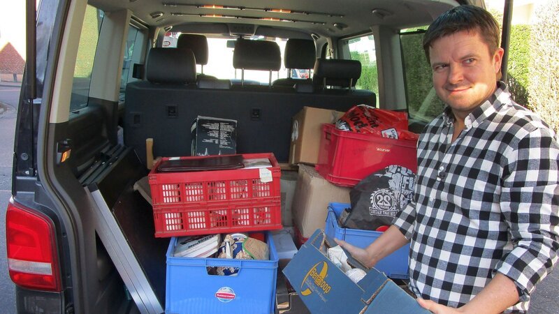 Experte Marco Heuberg beim Beladen des Trödeltrupp-Vans für den Flohmarkt. – Bild: RTL II/​Good Times Fernsehproduktion