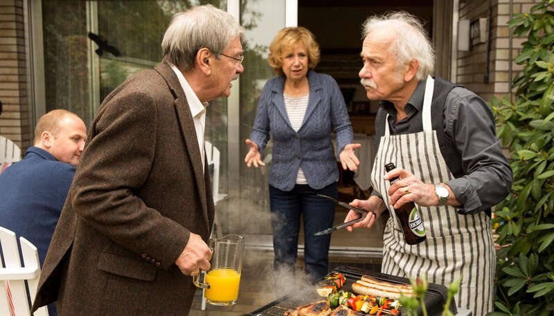 Grillabend: Günter (Wolfgang Winkler, l.) und Edwin (Tilo Prückner, r.) streiten, Heidrun (Verena Plangger, M.) geht dazwischen. – Bild: MDR/​ARD/​Michael Boehme