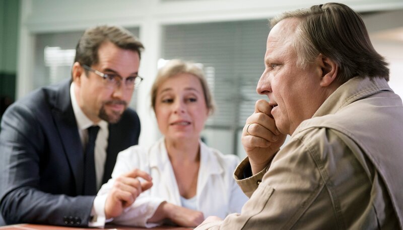 Prof. Boerne (Jan Josef Liefers, l) und Kommissar Thiel (Axel Prahl, r) mit Silke Halle (ChrisTine Urspruch, M) in der Rechtsmedizin. – Bild: WDR/​Martin Valentin Menke