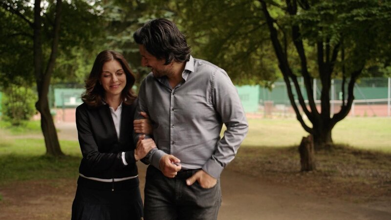 Maximilian (Francisco Medina) ist überrumpelt, dass Simone Gabriella (Bianca Hein) ins Zentrum holen will. – Bild: RTL /​ Verdächtige Nähe