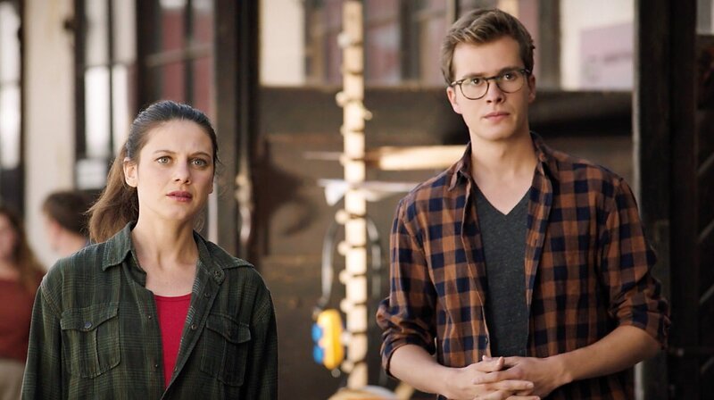 Lara Wölk (Nina Steils, l.) und Korbinian Aschauer (Lucas Bauer, l.) machen eine interessante Beobachtung. Weiteres Bildmaterial finden Sie unter www.br-foto.de. – Bild: BR/​ARD/​Lucky Bird Pictures