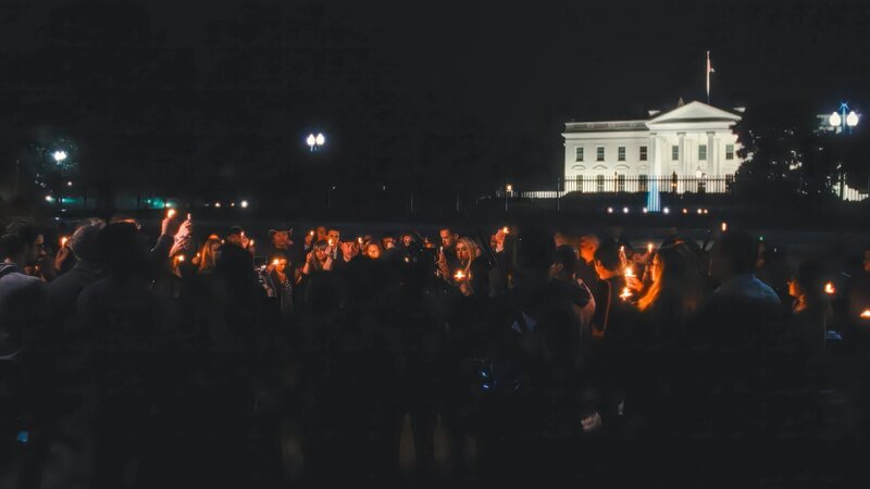 Mahnwache für die Opfer vor dem Weißen Haus: Durch die brutalen Methoden in den Internaten kommt es immer wieder zu Todesfällen. – Bild: ZDF und 10.7 PRODUCTIONS