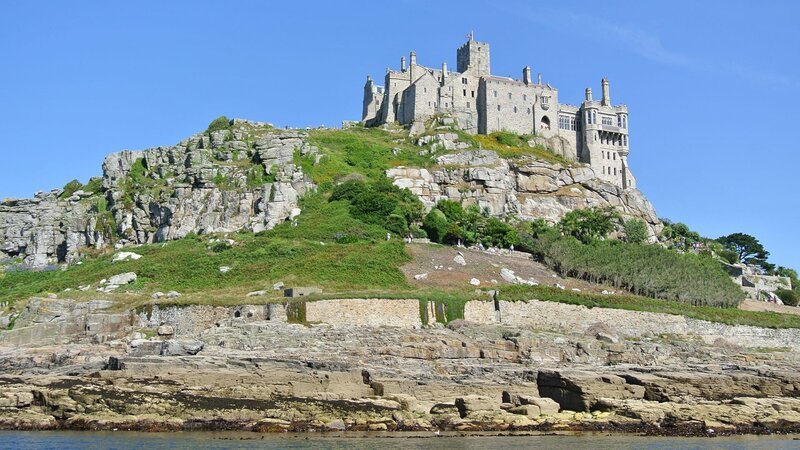 Bradley Mayhew besucht die Festungsinsel St. Michael’s Mount. – Bild: xplore