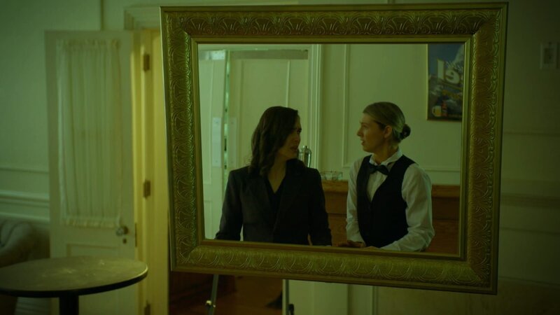 Hotelbesitzer und Manager im Spiegel. – Bild: Warner Bros. Discovery