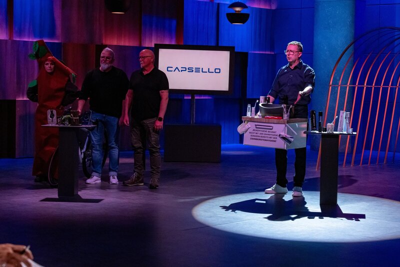 Beim Battle treten „Capsello mit Gründer Christian Flasch (r.) gegen Radanker mit den Gründern Gerd Christner (l.) und Achim Christner an. Wer kann die Löwen mit ihrer Geschäftsidee überzeugen und darf weiter pitchen ? – Bild: RTL /​ Bernd-Michael Maurer