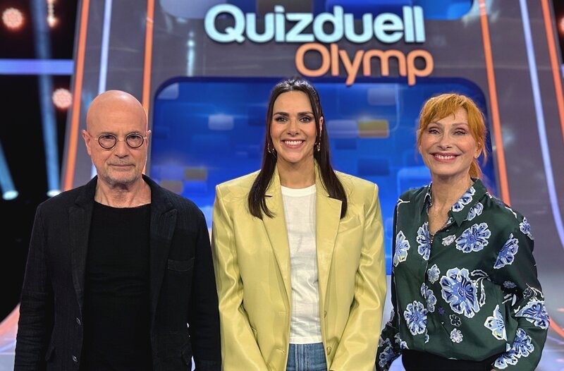 Moderatorin Esther Sedlaczek (M.) mit den Kandidaten des Teams „Traumpaar“: Christian Berkel (l.) und Andrea Sawatzki (r.) – Bild: ARD/​ITV Studios