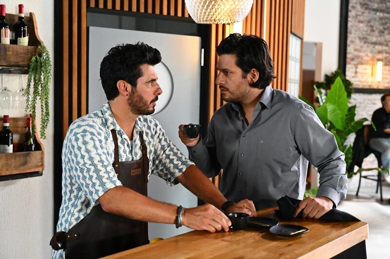 Maximilian (Francisco Medina, r.) genießt es, vor Matteo (Riccardo Angelini) heimlich Oberwasser zu haben. – Bild: RTL /​ Julia Feldhagen /​ Ein vergiftetes Angebot