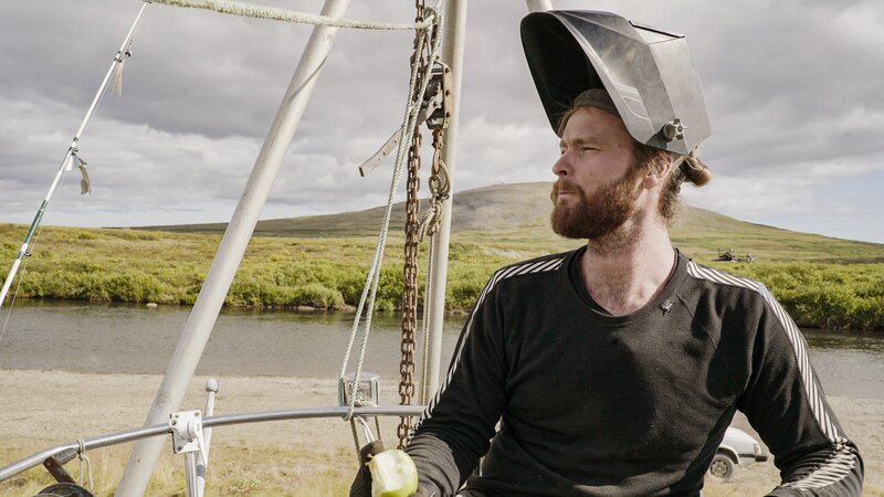 Zeke auf seinem Schiff mit einem Apfel – Bild: Discovery Communications, LLC