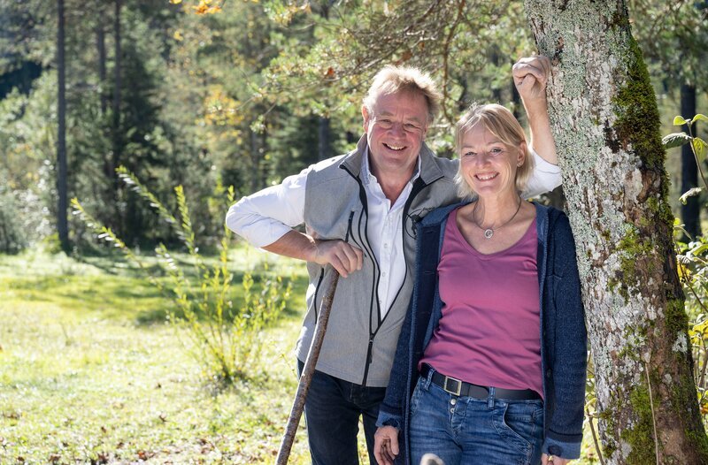 Die gebürtige Münsterländerin Andrea Meßmer ist der Liebe wegen in die Jachenau im Voralpenland gezogen und hat sich hier mit ihrem Mann Josef (l) eine Yakzucht aufgebaut. – Bild: WDR/​Melanie Grande