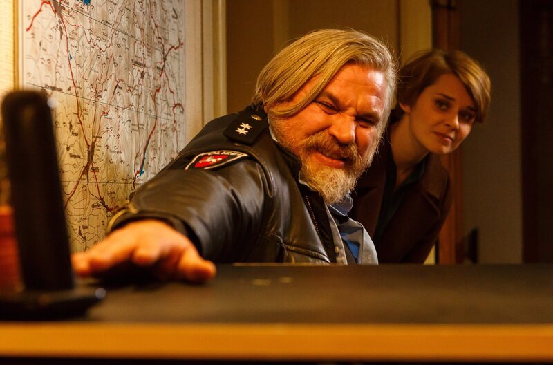 Koops (Aljoscha Stadelmann, links) und Susanne Kramer (Nadja Bobyleva) sind gefesselt. – Bild: ARD Degeto/​Kai Schulz