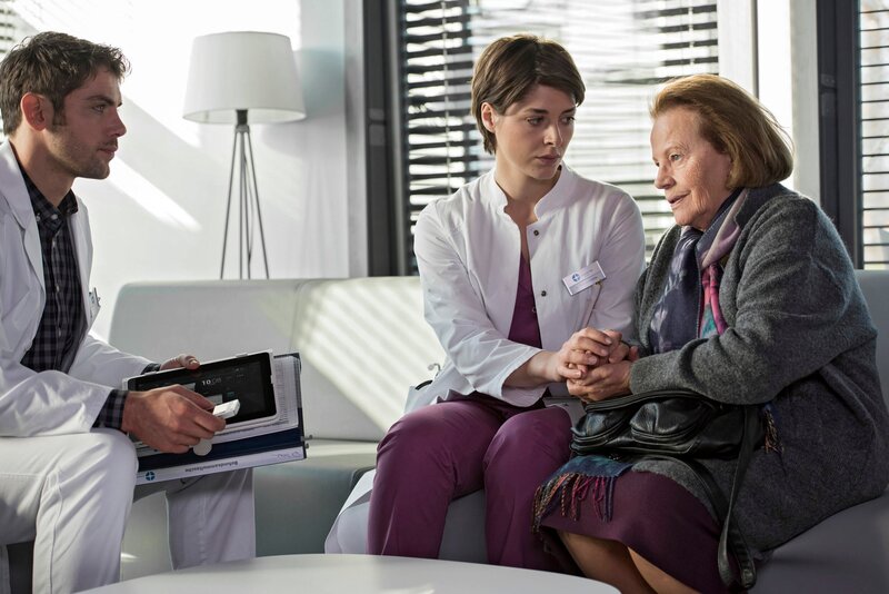 Nach einem Aufklärungsgespräch mit Dr. Ahrend (Roy Peter Link, l.) sieht Magda Koshka (Gudrun Ritter, r.) Hoffnung und entscheidet sich zur Erleichterung von Theresa (Katharina Nesytowa, M.) doch für eine Behandlung ihres Tumors. – Bild: HR/​ARD/​Tom Schulze