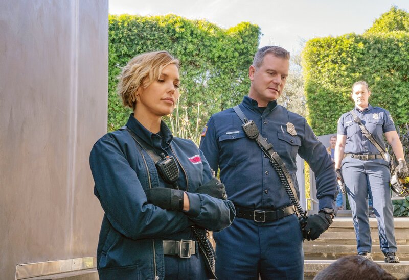 Arielle Kebbel (Lucy Donato), Peter Krause (Bobby Nash). – Bild: Fox Media LLC