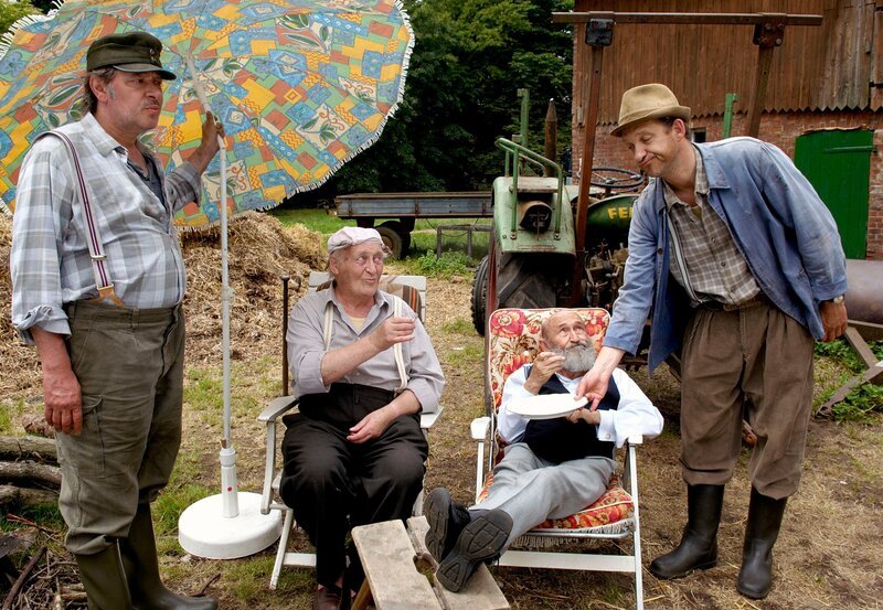 Brakelmann (Jan Fedder) und Adsche (Peter-Heinrich Brix) umsorgen Onkel Krischan (Hans Kahlert) und Herrn Buschbohm (Hannes Stelzer) im Pflegeparadies. – Bild: NDR/​Nicolas Maack