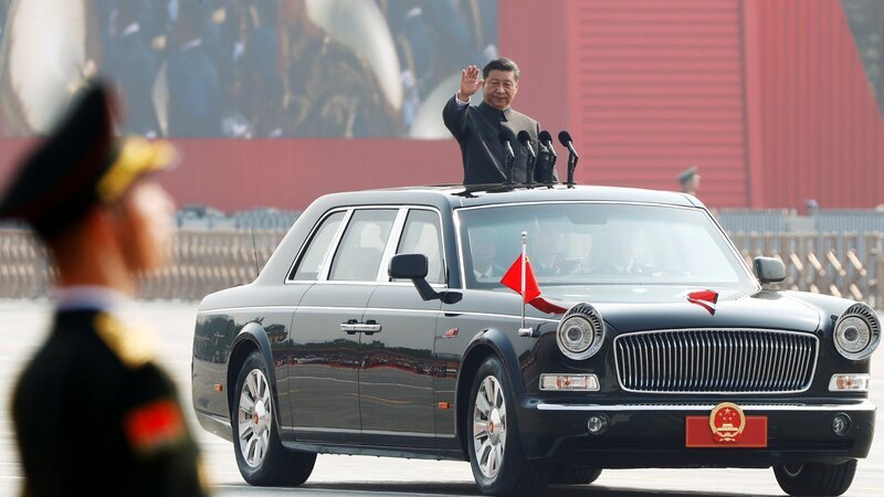 Chinas Staatspräsident Xi Jinping demonstriert mit einer riesigen Militärparade seine Autorität. – Bild: ZDF und THOMAS PETER