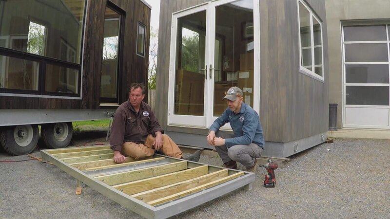 Nach 20 Jahren in New York verlässt eine Familie mit Hund den Big Apple und baut ein Tiny House. Ihr Mini-Gebäudekomplex wird aus drei separaten Tiny Houses bestehen, die über eine Terrasse miteinander verbunden sind. Es wird ein würfelartiges Büro, ein Gästehaus und ein Wohnhaus mit insgesamt 37 Quadratmeter geben. – Bild: HGTV