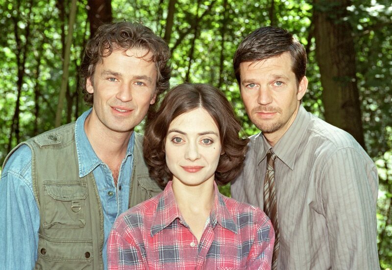 Felicitas (Julia Richter), genannt Fee, muss sich zwischen Valentin (Timothy Peach, li.) und dem Orthopäden Wolfgang (Kai Wiesinger) entscheiden. Weiteres Bildmaterial finden Sie unter www.br-foto.de. – Bild: BR/​ARD Degeto/​Katrin Knoke
