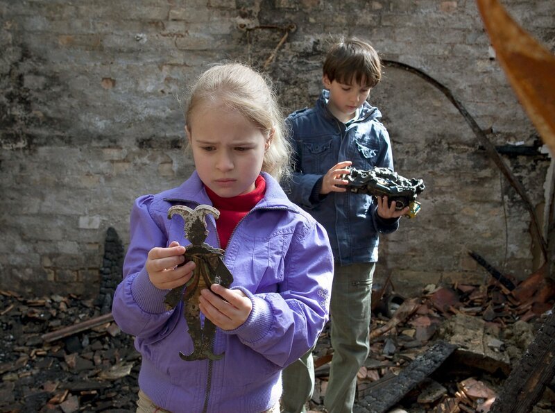 Lisa (Ella Zirzow) und Jonas (Anthony Petrifke) sind auf der Suche nach Jonas’ Stoffhasen. Als sie die Ausmaße des Brandes in ihrem alten Zuhause sehen, erschrecken die beiden. Die Brandruine ist polizeilich abgesperrt, die Kinder haben keine Ahnung, dass sie von Roland und Pia Heilmann verzweifelt gesucht werden. – Bild: MDR/​Peter Krajewsky