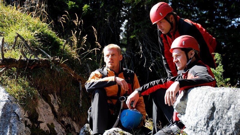 Andreas (Martin Gruber, l.), Tobias (Markus Brandl, r.) und Toni (Martin Klempnow, M.) seilen sich zu einer verunglückten Frau ab. – Bild: ZDF und Thomas R. Schumann