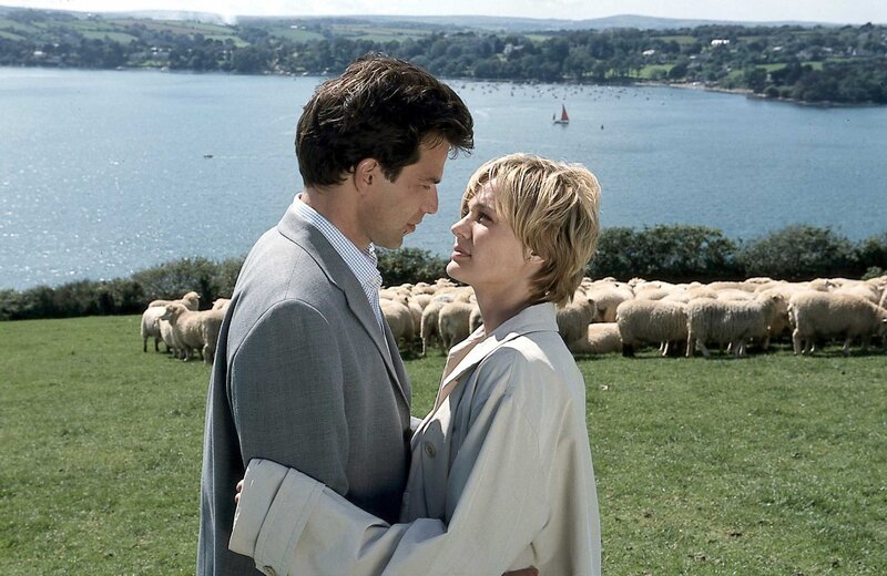 L-R: Richard (Johannes Brandrup) und Jane (Sonsee Ahray Floethmann) finden langsam zueinander. – Bild: ORF/​Katrin Knoke