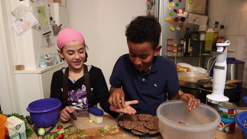 Zerrin und Amanuel schneiden Chillischoten – Bild: SWR/​Nordisch Filmproduction