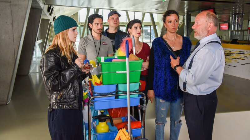 „Wischen ist Macht“, „Jausengegner.“ Michelle und ihr Team rücken zu ihrer Schicht im Fußballstadion an. Im Bild (v.li.): Lilian Jane Gartner (Zoe), Stefano Bernardin (Fernando), Manuel Sefciuc (Valentin), Zeynep Buyrac (Mira), Ursula Strauss (Michelle Sendracek), Peter Färber (Leopold Hübner). – Bild: WDR/​ORF